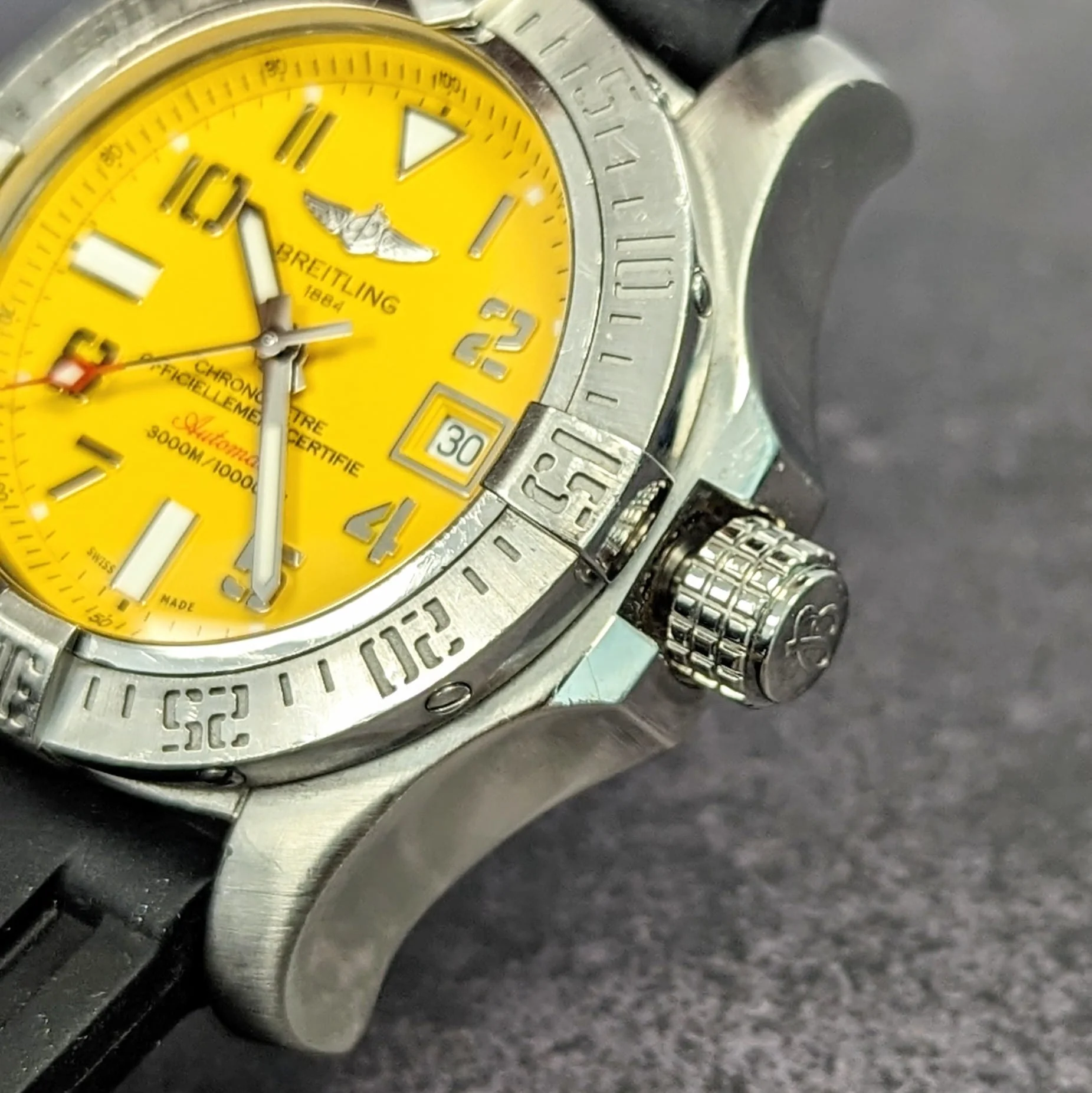 Breitling Avenger II Seawolf Automatic Watch A17331 Yellow Dial Date COSC Wristwatch - Image 6